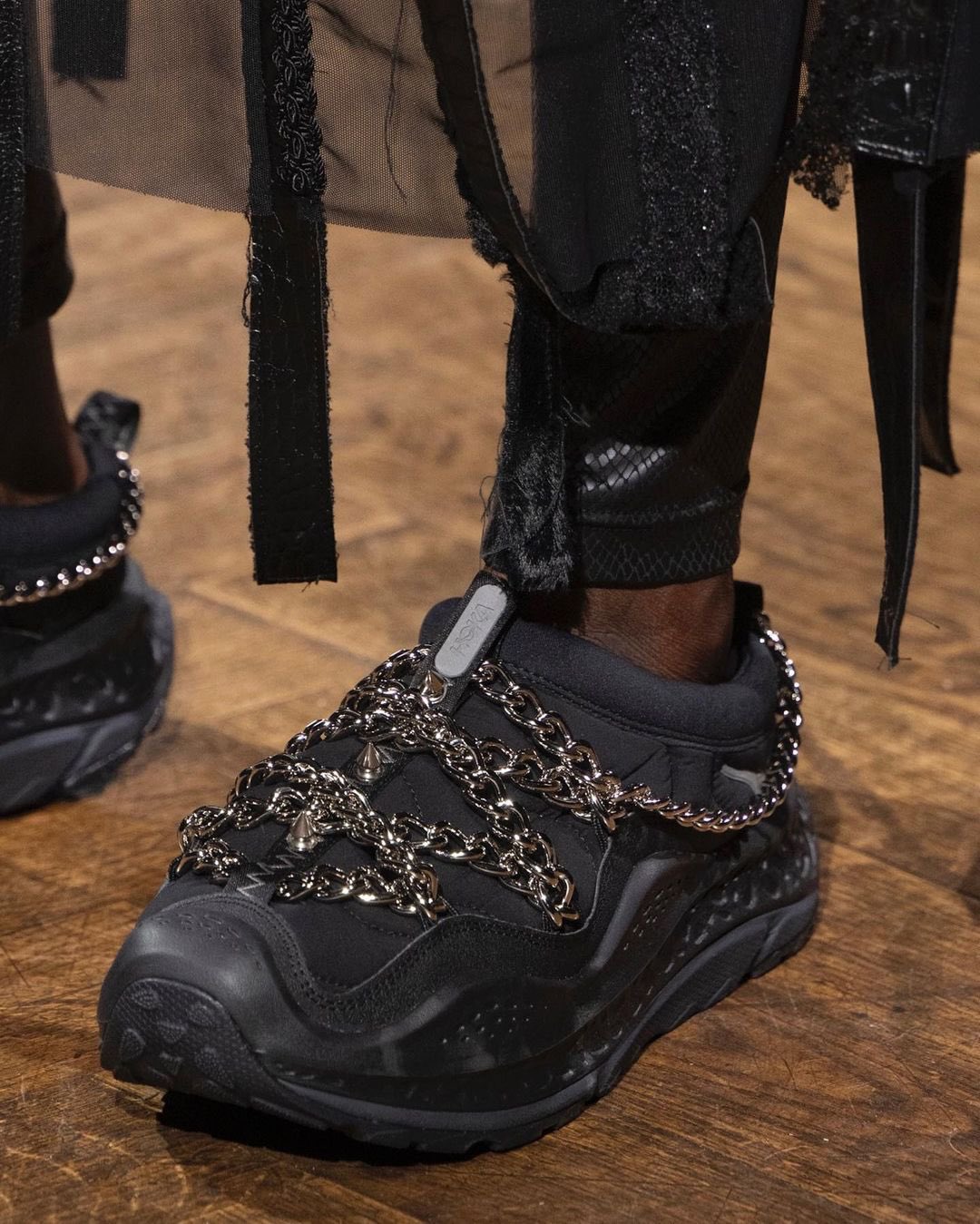 ランウェイ登場】JUNYA WATANABE x HOKA Ora Primo | Sneaker GPS